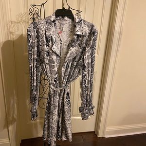 Light weight trench coat with belt.